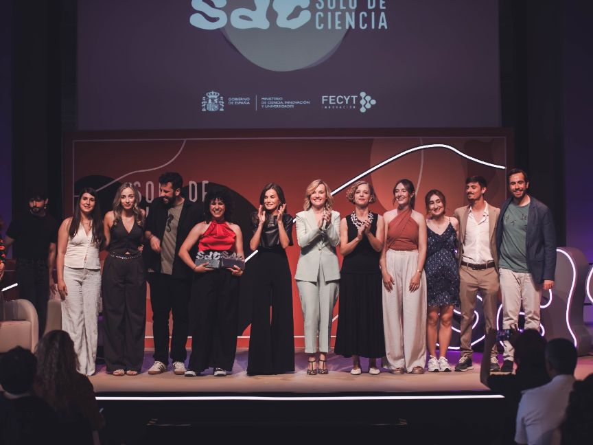 Pilar Alegría asiste junto a la Reina al certamen de monólogos científicos ‘Solo de Ciencia’