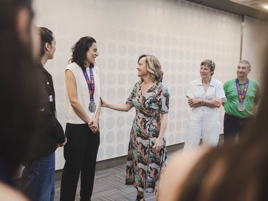 Pilar Alegría felicita a la selección femenina de baloncesto por su plata en el Eurobasket