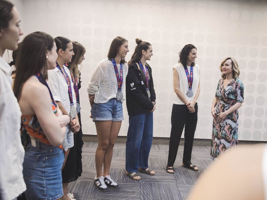 Pilar Alegría felicita a la selección femenina de baloncesto por su plata en el Eurobasket