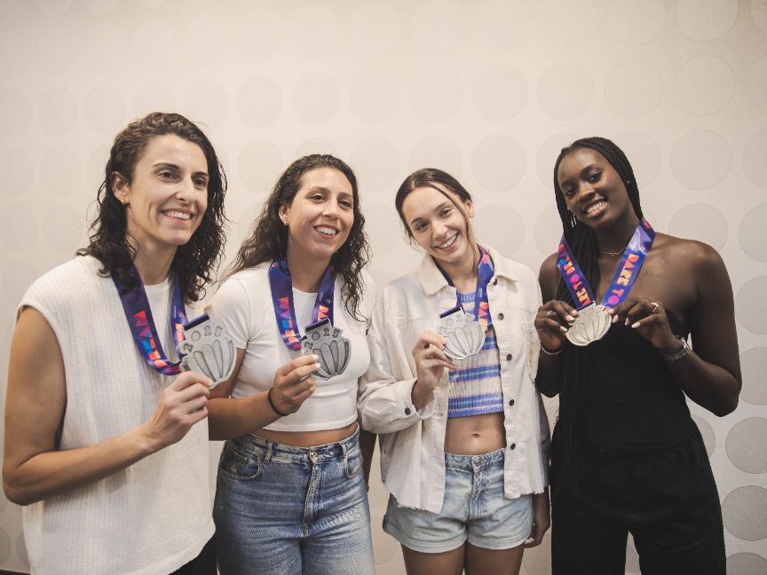 Pilar Alegría felicita a la selección femenina de baloncesto por su plata en el Eurobasket