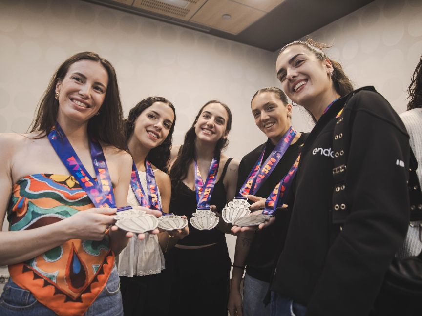 Pilar Alegría felicita a la selección femenina de baloncesto por su plata en el Eurobasket