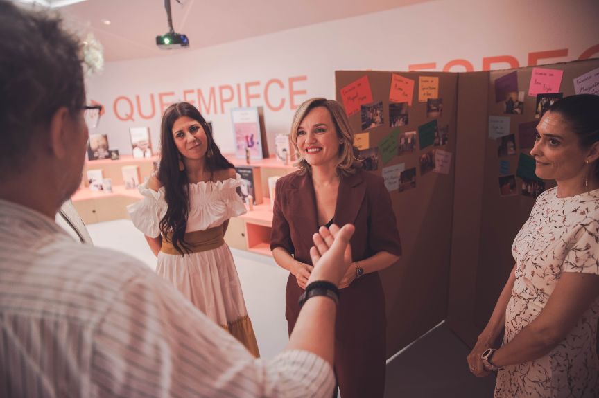 Pilar Alegría ensalza la labor de los centros de adultos como motor de convivencia y creación de vínculos