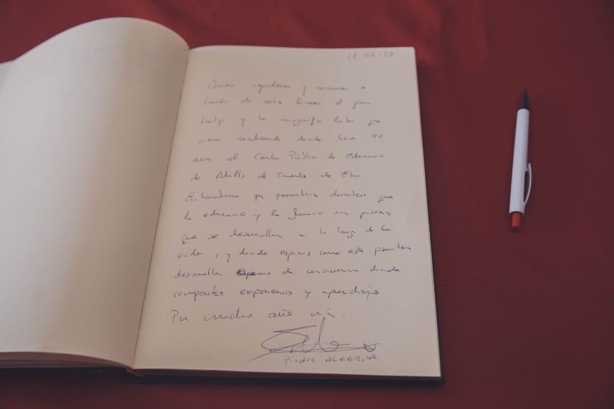 Pilar Alegría ensalza la labor de los centros de adultos como motor de convivencia y creación de vínculos