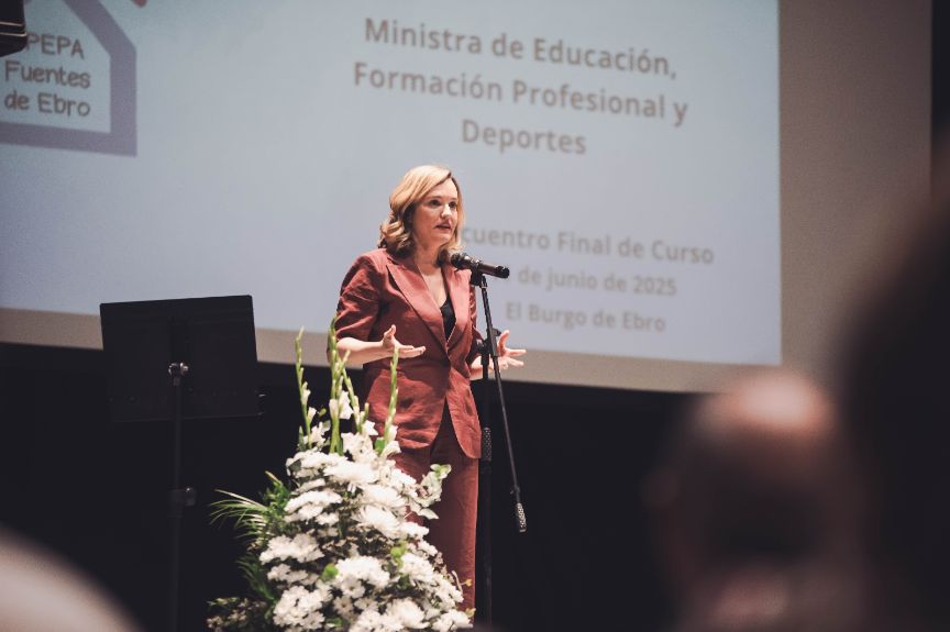 Pilar Alegría ensalza la labor de los centros de adultos como motor de convivencia y creación de vínculos