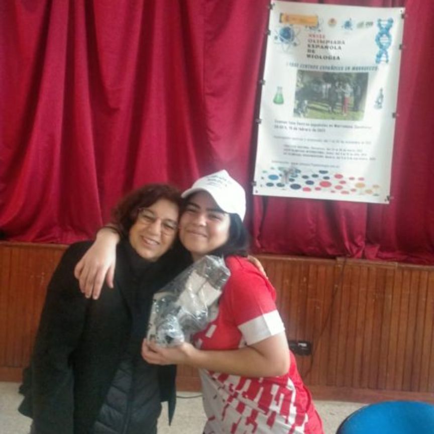 La alumna ganadora,Jouhayna Aboutaib, con su profesora, Carmen García.