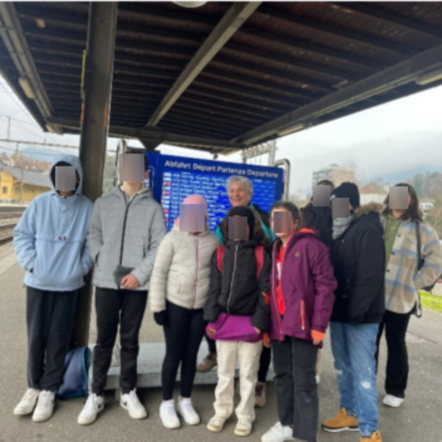 Saliendo de Moutier de visita. Profesora Jacinta Alemán