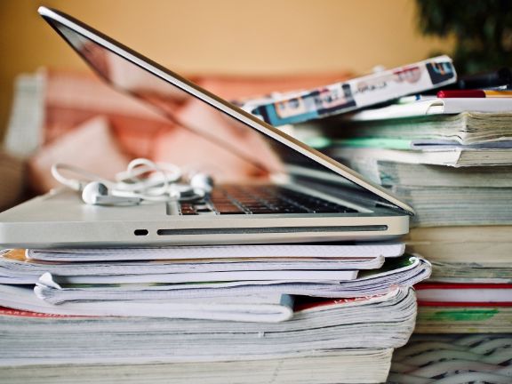 Ordenador sobre una pila de libros