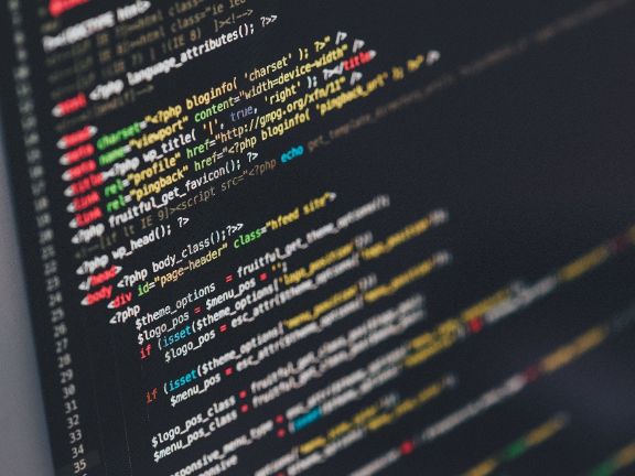 Pantalla con un código en colores