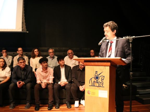 Entregra Premios Colegio del Año en Español