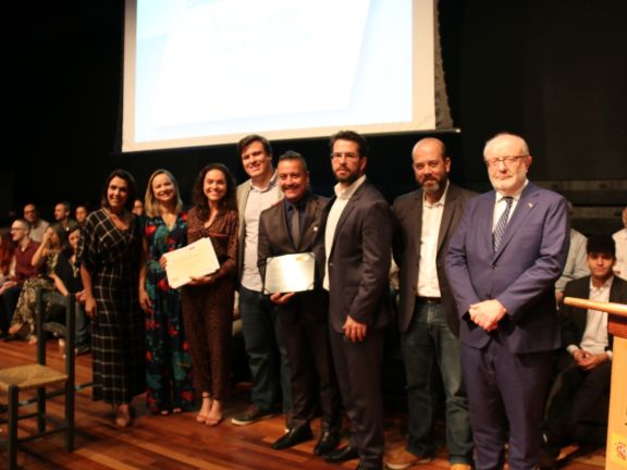 Entregra Premios Colegio del Año en Español