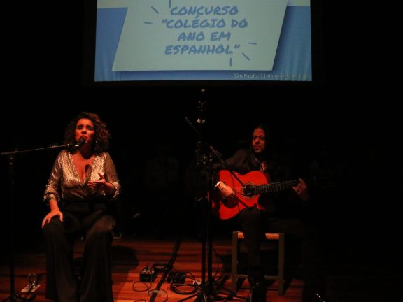 Entregra Premios Colegio del Año en Español