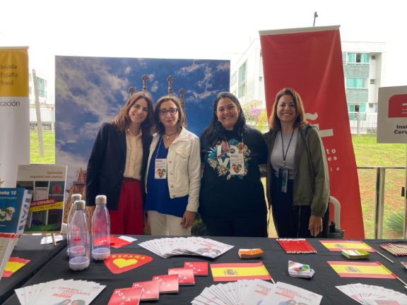 Representantes del Instituto Cervantes junto a los de las Consejerías