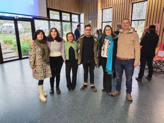 Profesorado de la Sección junto a la Consejera y la Cónsul.