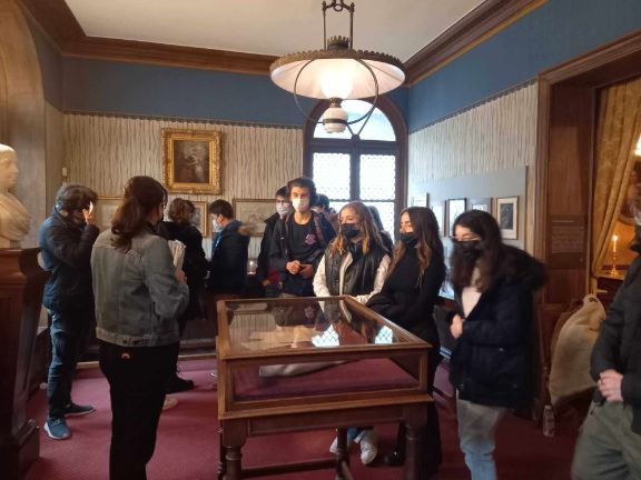 Explicaciones de la conferenciante durante la visita guiada al Museo de la Vida Romantica