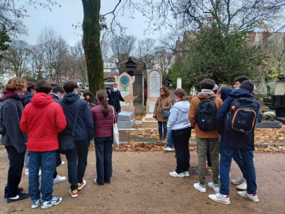 Imagen de la visita al cementerio de Montmartre