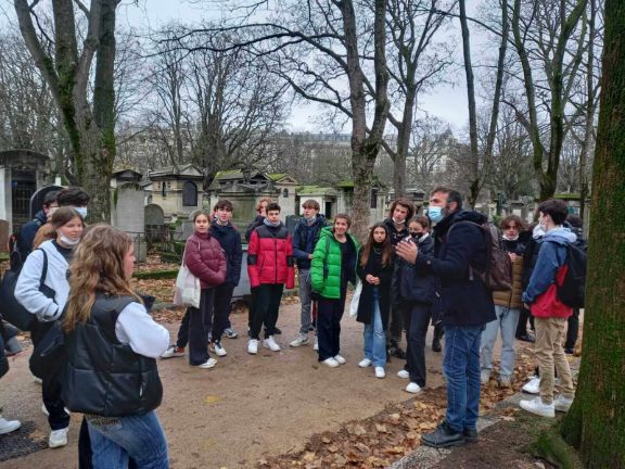 Un profesor explicando el romanticismo en el cementerio de Montmartre