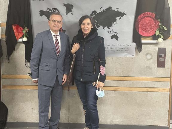 El director Jesús Gilabert con la Secretaria General de la Consejería de Educación en Francia, Ana Belén García López