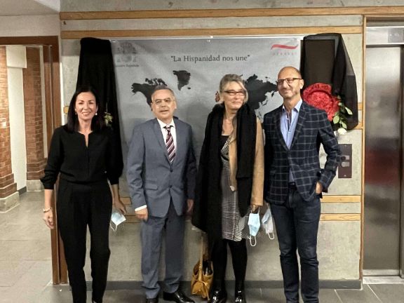 Jesús Gilabert con diversos representantes del Lycée y la Apaseli