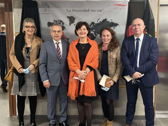 Jesús Gilabert con diversos representantes del Lycée International