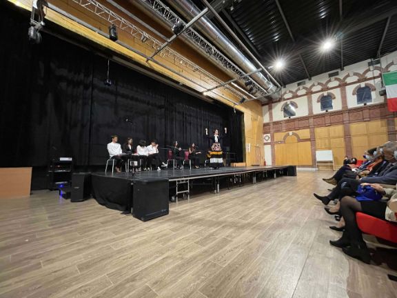 Un momento de baile durante el espectáculo de la fiesta