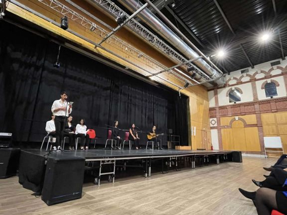 Uno de los alumnos recitando un poema