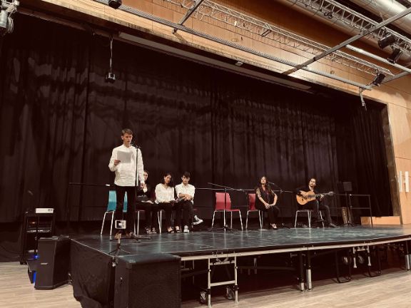 Un poema recitado por uno de los alumnos de la sección