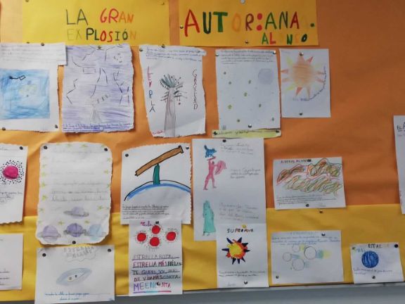 Presentación sobre la pared de una actividad lectora