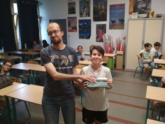 Momento de la entrega del premio por el profesor Cristian Aguiar