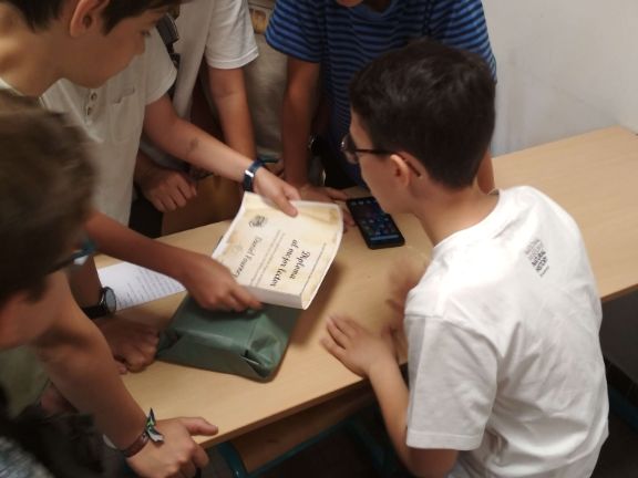 Daniel abriendo sus regalos y el diploma