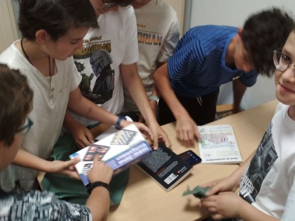 Otra imagen abriendo sus regalos