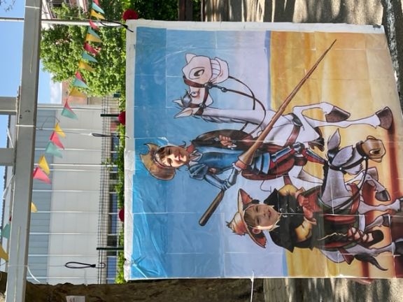 Unos alumnos posando en el photocall como Sancho Panza y Don Quijote