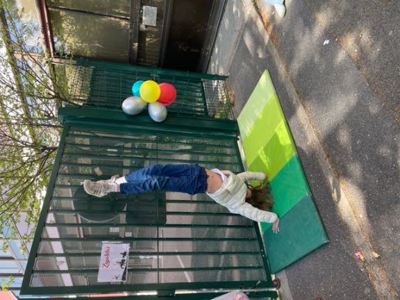 Una alumna en el juego de zapatetas