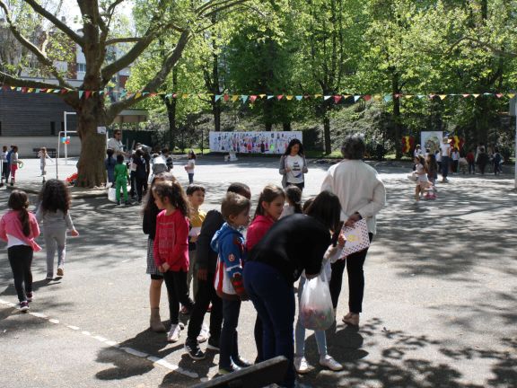 Una vsión de conjunto del patio del centro lleno de actividades