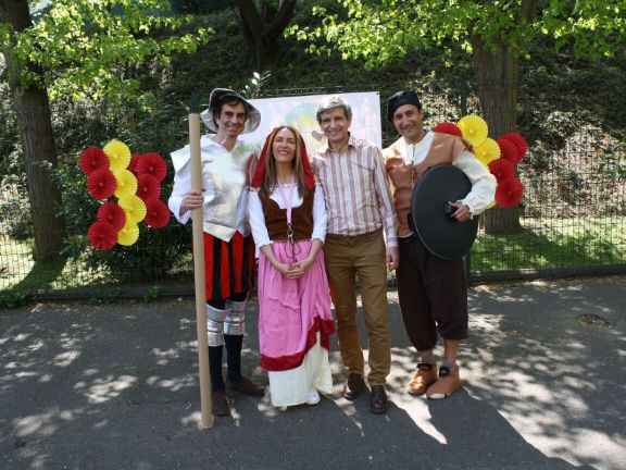 Don Quijote, Sancho Panza y Dulcinea, en persona, posando con M. Bersagol, director de la escuela Schnapper