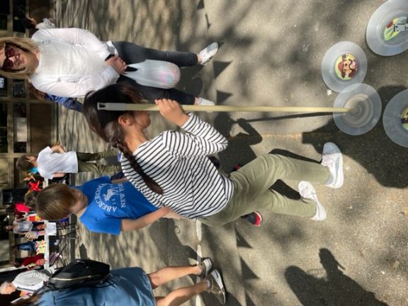 Alumnos participando en uno de los juegos, el atrapaplatos