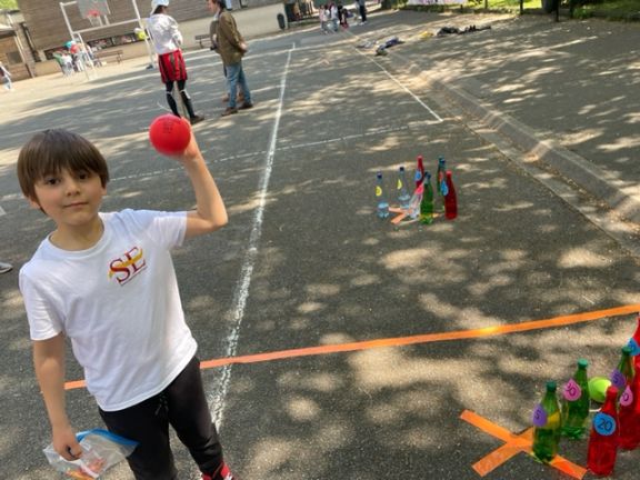 Un alumno de nuestra sección en el juego de los bolos
