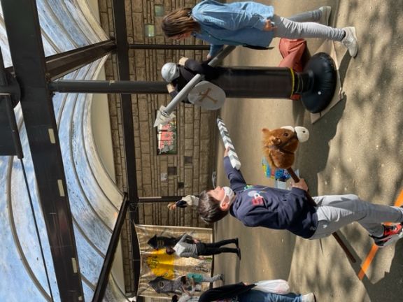 Un alumno "a caballo" y con lanza