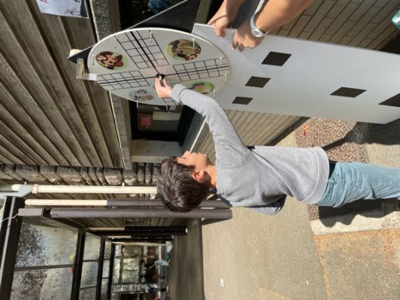 Un alumno participando en otro de los juegos