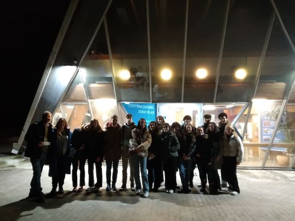 Algunos de los alumnos que asistieron posando al final de la representación.