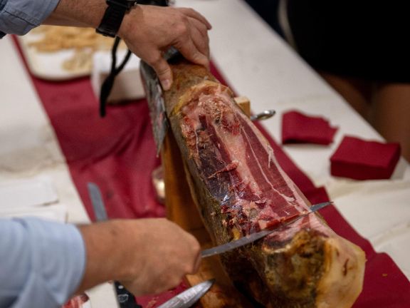 Un momento de la fiesta con el cortador de jamón