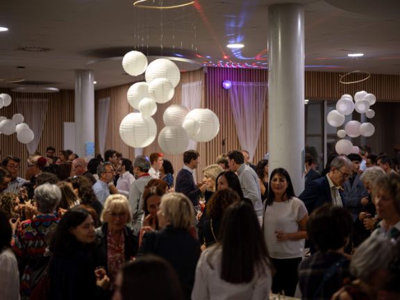 Un momento de la fiesta y el cóctel