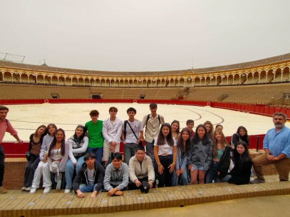Foto de grupo en la Plaza de Toros de Sevilla