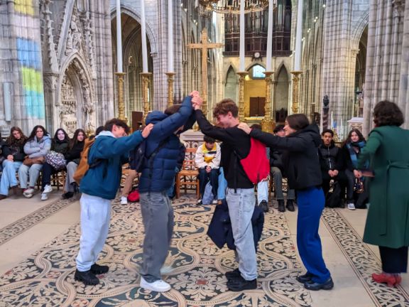 Algunos alumnos convertidos en elementos arquitectónicos por la guía de la visita