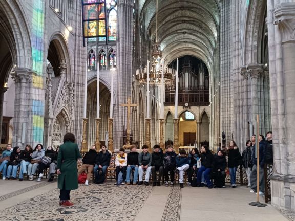 Otro momento de la visita en el interior de la basílica