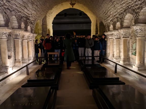 Los alumnos escuchando las indicaciones de la guía 