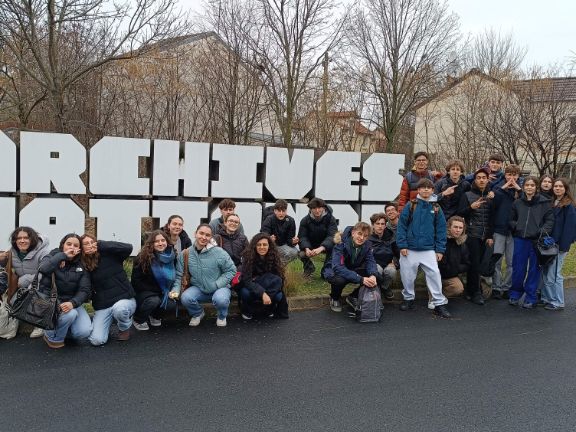 Los alumnos posando en los Archivos Nacionales