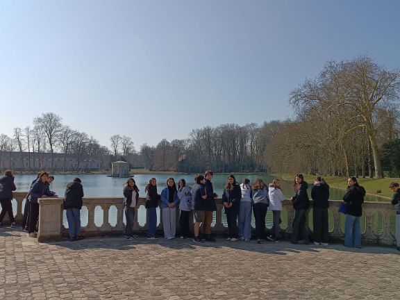 Un grupo de alumnos disfruta de un descanso en los jardines del castillo