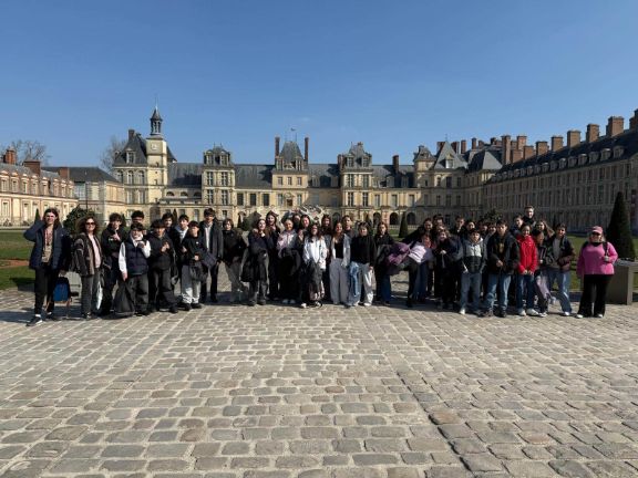 Foto de grupo delante del castillo
