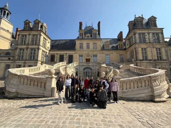 Un grupo posa delante de la escalera de entrada principal