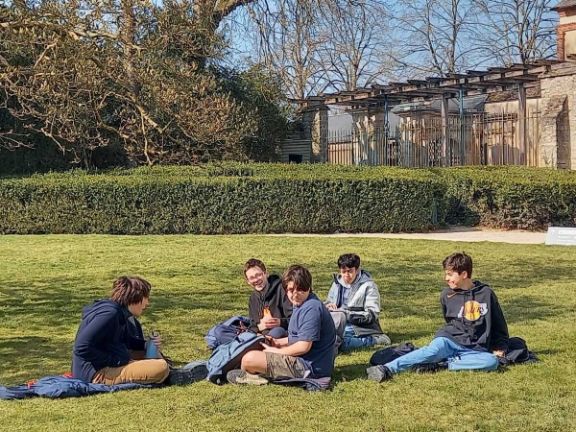 Los alumnos disfrutando del picnic en el parque del castillo
